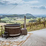 Cozy Countryside Retreat With Hot-tub - Two Bedroom With Hot Tub Koritnica