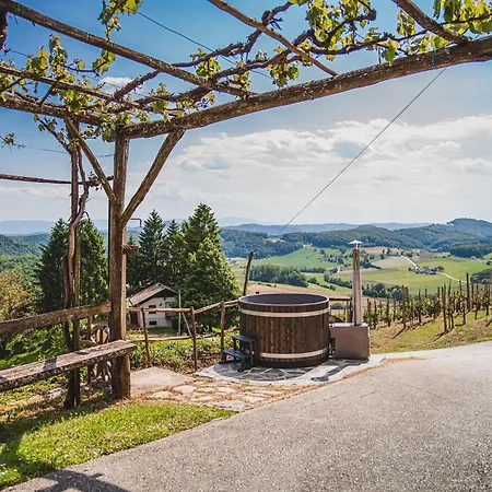 Vila Cozy Countryside Retreat With Hot-tub - Two Bedroom With Hot Tub Koritnica