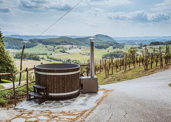 Cozy Countryside Retreat With Hot-tub - Two Bedroom With Hot Tub Koritnica